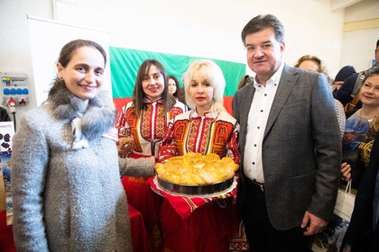 Министър Лайчак посети българския щанд на дипломатическия Коледен базар 